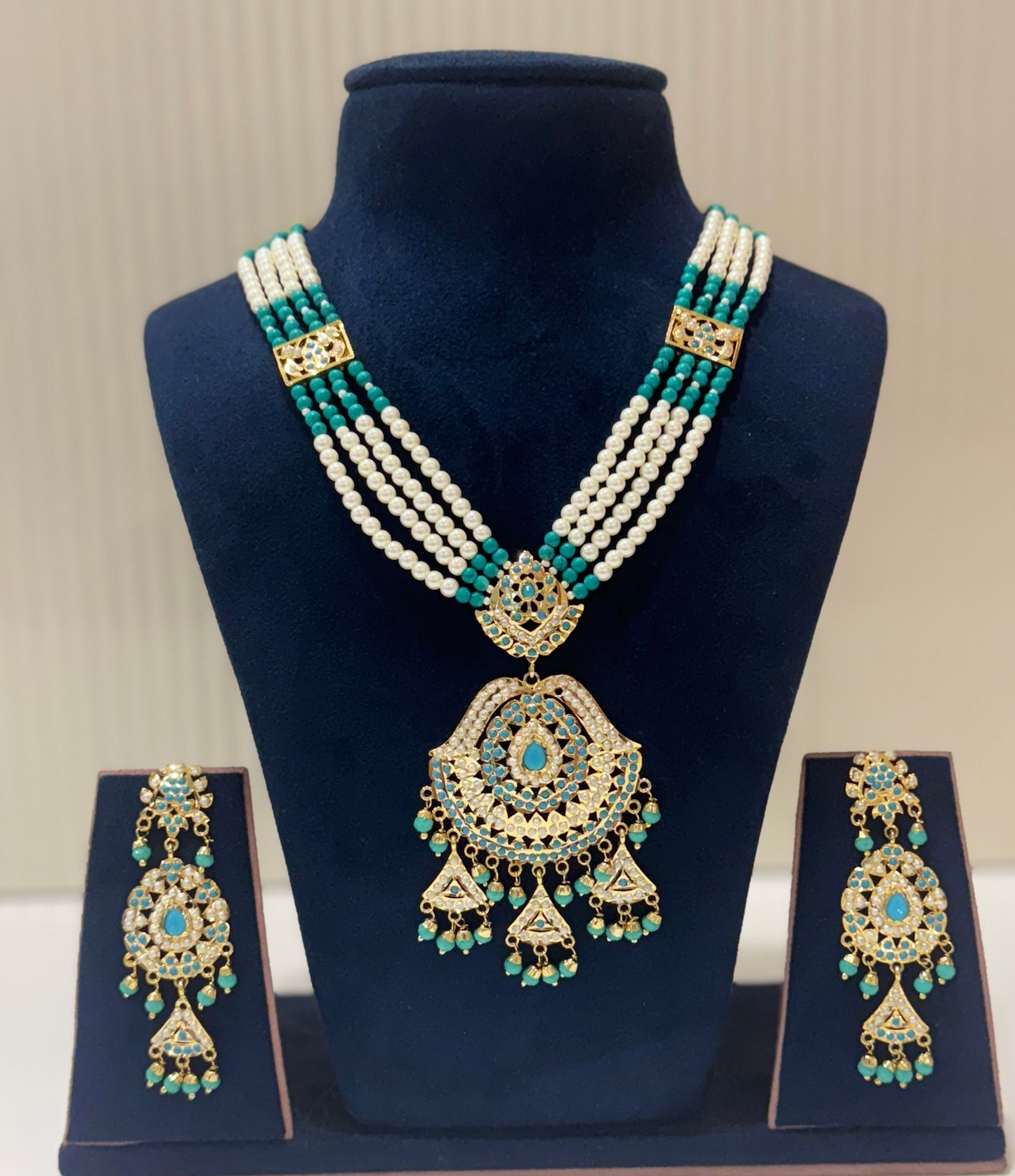 Feroza Aafreen Jadau Pendant Set
