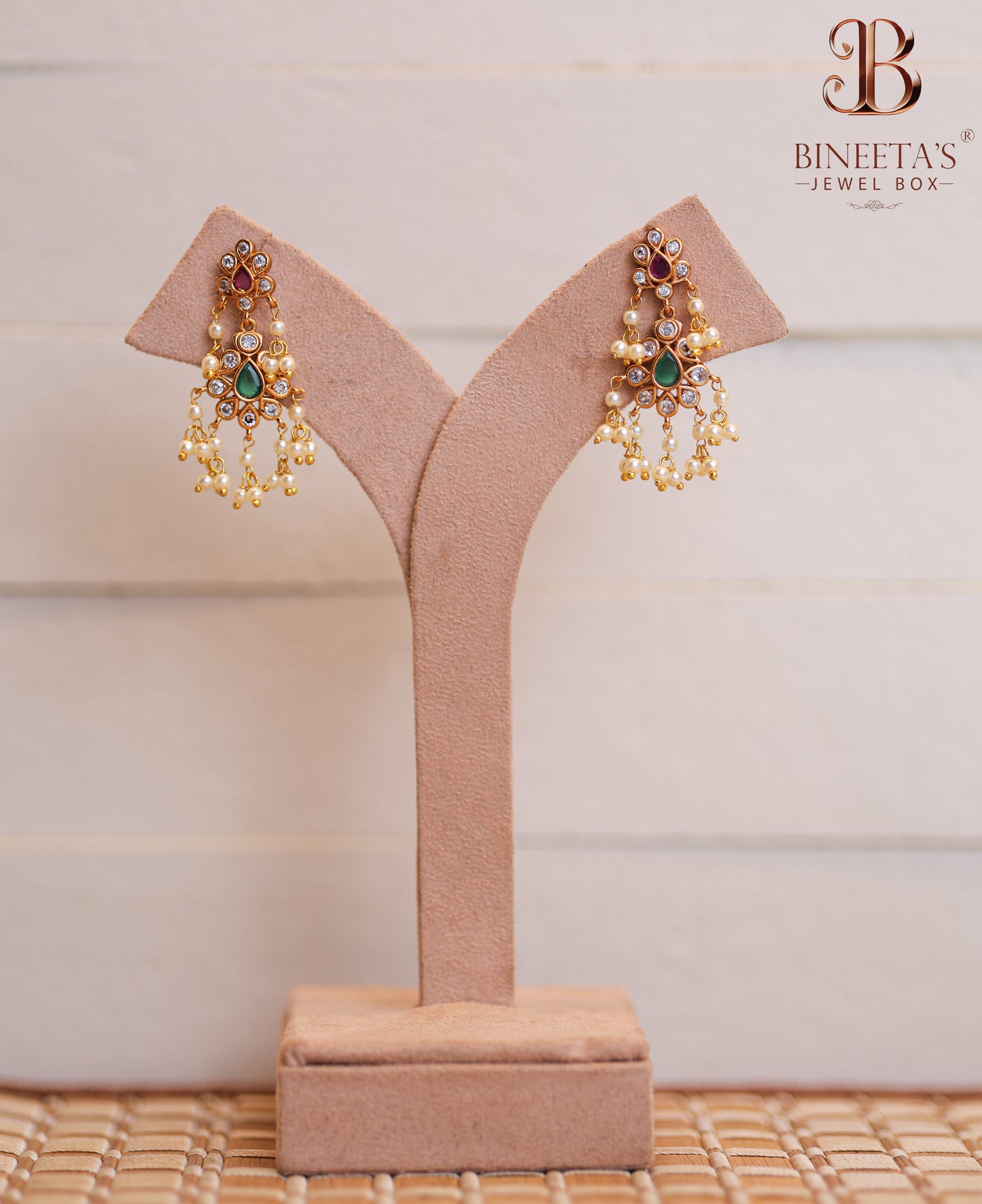 Vaidehi Short Kundan Pearl Necklace Set