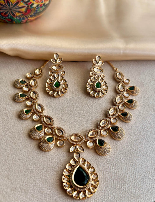 Emerald Zarina Glow Necklace Set